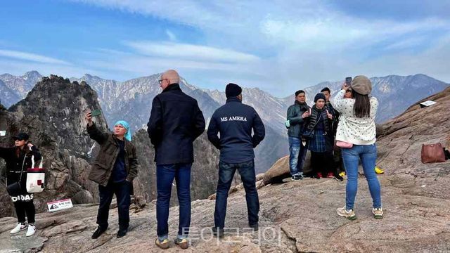 올해 3월 아마데아크루로 입항한 여행객들이 설악산 투어를 즐겼다.