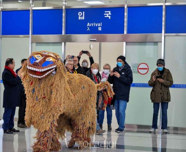 크루즈 타고 온 관광객을 환영하고 있는 모습