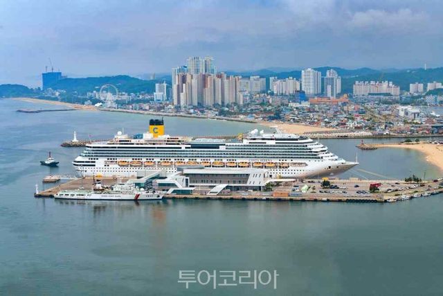 속초항에 입항한 코스타세레나호