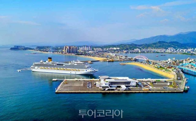 속초항에 입항한 코스타세레나호