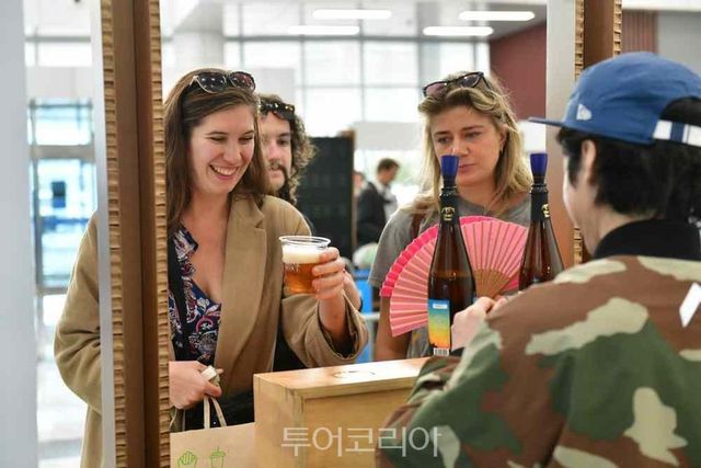 속초항에 입항한 실버위스퍼호를 타고 온 관광객들