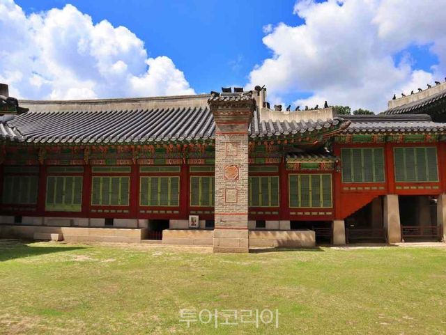 촉각 체험에 활용될 문양이 새겨진 굴뚝이 있는 창덕궁 희정당 중정