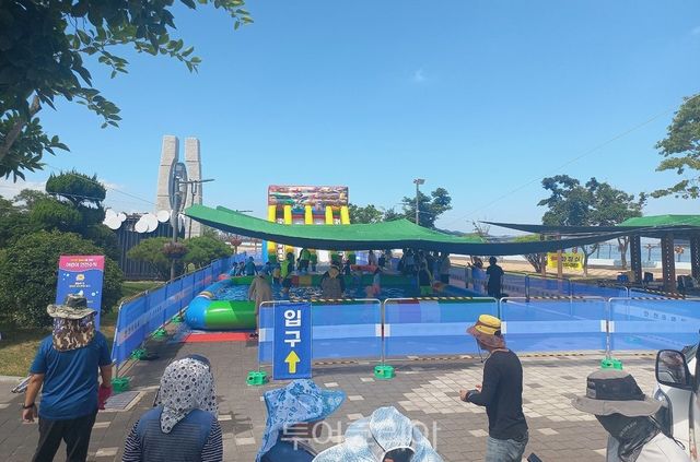 목포시가 북항 노을공원에 야외 물놀이장을 설치해 무료로 운영한다. / 사진-목포시 제공