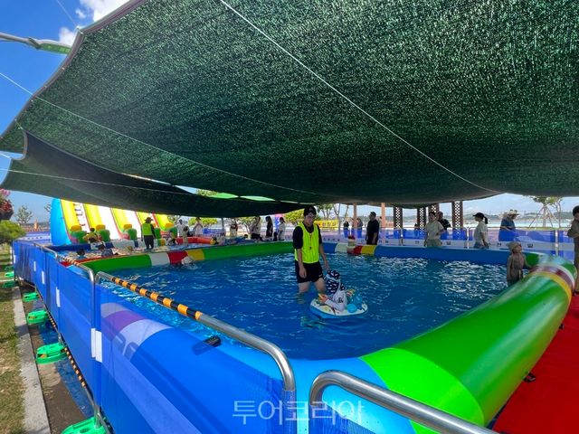 목포시가 북항 노을공원에 야외 물놀이장을 설치해 무료로 운영한다. / 사진-목포시 제공