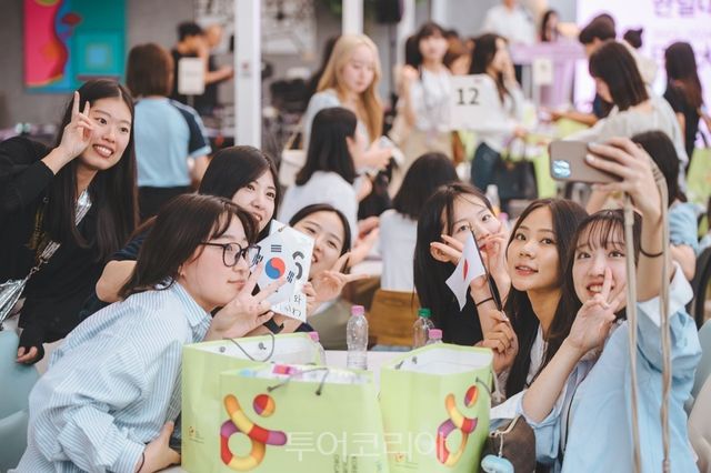 &nbsp;수박오미자화채와 안미츠 만들기를 하고 있는 한일 대학생들