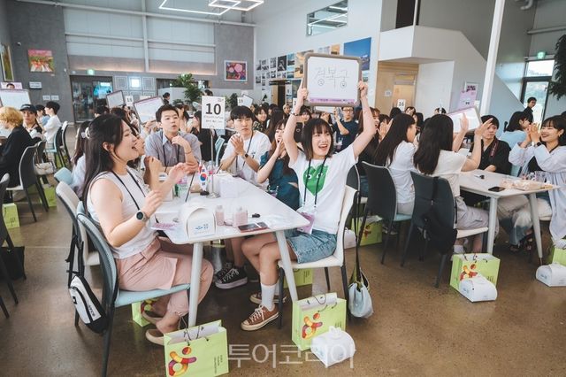 한일관광 퀴즈대회에 참가하고 있는 한일 대학생들