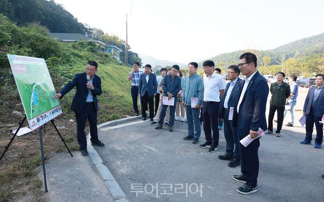 (이상익 함평군수가 함평모악산꽃무릇축제 현장 점검을 하고 있다.