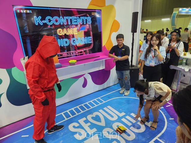 "(사진6) 베트남 서울홍보관_이벤트참여" "(대표사진) ITE HCMC 박람회에서 서울홍보관을 방문한 관람객들" "(사진2) 베트남 서울홍보관_포토존" "(사진3) 베트남 서울홍보관_오징어게임.jpg" "(사진4) 베트남 서울홍보관_쇼케이스"