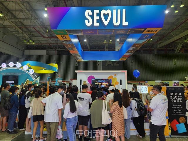 "(사진6) 베트남 서울홍보관_이벤트참여" "(대표사진) ITE HCMC 박람회에서 서울홍보관을 방문한 관람객들" "(사진2) 베트남 서울홍보관_포토존" "(사진3) 베트남 서울홍보관_오징어게임.jpg" "(사진4) 베트남 서울홍보관_쇼케이스"