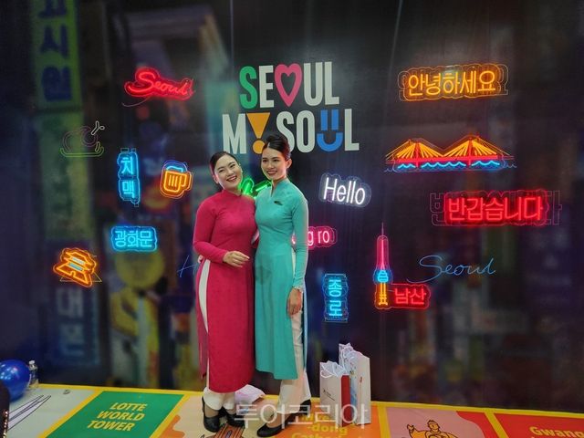 "(사진6) 베트남 서울홍보관_이벤트참여" "(대표사진) ITE HCMC 박람회에서 서울홍보관을 방문한 관람객들" "(사진2) 베트남 서울홍보관_포토존" "(사진3) 베트남 서울홍보관_오징어게임.jpg" "(사진4) 베트남 서울홍보관_쇼케이스"