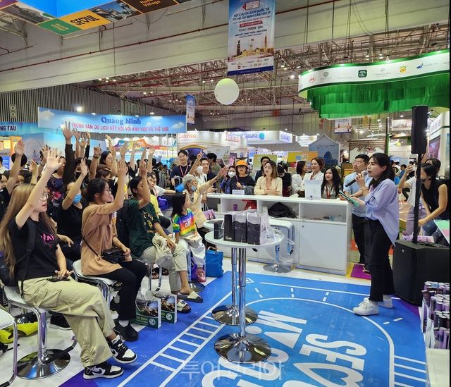 "(사진6) 베트남 서울홍보관_이벤트참여" "(대표사진) ITE HCMC 박람회에서 서울홍보관을 방문한 관람객들" "(사진2) 베트남 서울홍보관_포토존" "(사진3) 베트남 서울홍보관_오징어게임.jpg" "(사진4) 베트남 서울홍보관_쇼케이스"