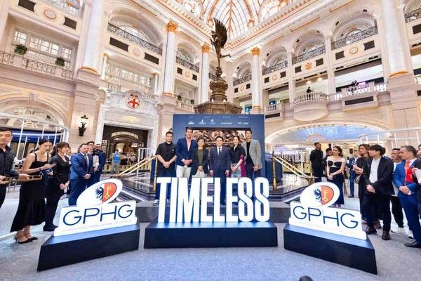 (왼쪽부터) 오스틴 추(Austen Chu) 호로루프(Horoloupe) 설립자; 미셸 라무니에르(Michel Lamunière); 태틀러 아시아(Tatler Asia) 회장 겸 CEO; 마리아 헬레나 드 세나 페르난데스(Maria Helena de Senna Fernandes) 마카오정부관광청장; 윌프레드 웡(Wilfred Wong) 샌즈 차이나 사장; 카린 마이야르(Carine Maillard) 제네바 시계 그랑프리 재단 이사; 골든 호스(Golden Horse) 어워드 수상 대만 배우 요 양(Yo Yang)