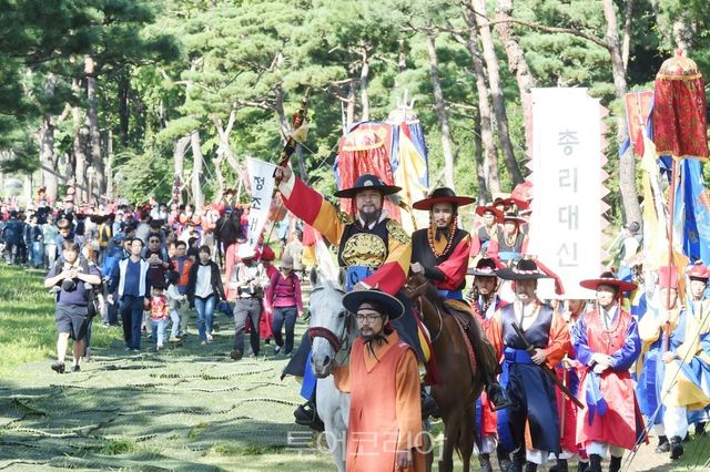 정조대왕능행차 재현.[사진=수원시]<br>