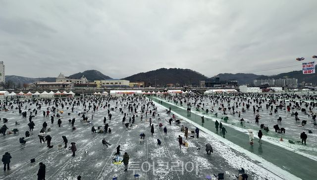 화천산천어 축제 얼음낚시 모습