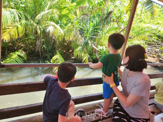 밸리오프더 라떼 리버보트 타고 정글 탐험에 나선 가족 여행객