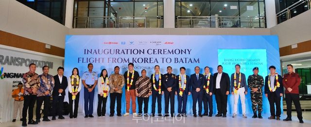 17일 바탐 국제공항 입국장에서 열린 환영식에서 인천국제공항공사 김창규 미래사업본부장(사진 오른쪽에서 8번째), 바탐 항나딤 국제공항 피끄리(Pikri) 사장(사진 오른쪽에서 7번째) 등 참석자들이 기념사진을 찍고 있다.