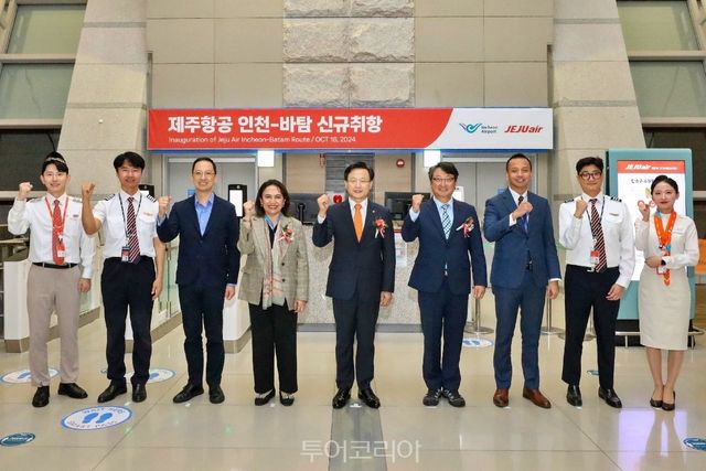: 지난 16일 인천공항 제1여객터미널에서 열린 취항기념식에서 인천국제공항공사 김창규 미래사업본부장(사진 왼쪽에서 6번째), 제주항공 김이배 대표이사(사진 왼쪽에서 5번째), 인도네시아 대사관 젤다 울란 카티카(Zelda Wulan Kartika) 차석대사(사진 왼쪽에서 4번째) 등 관계자들이 단체사진을 찍고 있다.