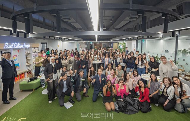 지난 17일 열린 '서울마이소울 웰컴데이' 참가자들이 단체사진을 찍는 모습.