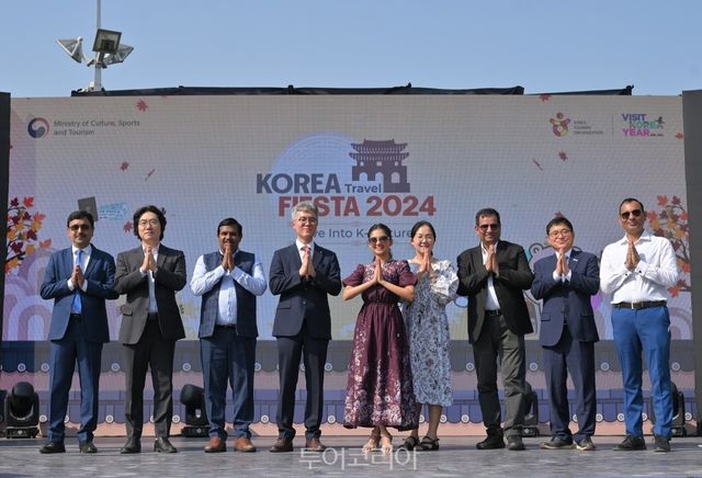 &nbsp;지난 19일 인도 뉴델리 DLF 애비뉴 사켓 쇼핑몰에서 진행된 '인도 K-관광 로드쇼' 개막식 /사진-한국관광공사인도 K-관광 로드쇼 원웨이크루 특별공연을 위해 모인 관람객들&nbsp; /사진-한국관광공사