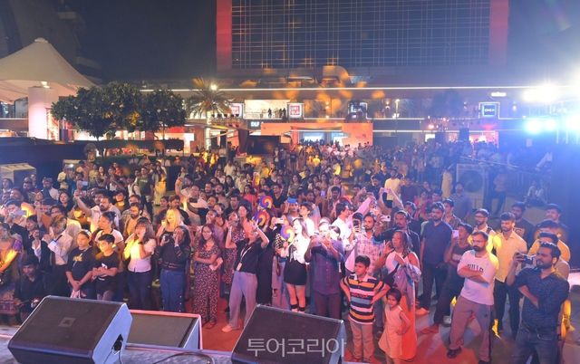 &nbsp;지난 19일 인도 뉴델리 DLF 애비뉴 사켓 쇼핑몰에서 진행된 '인도 K-관광 로드쇼' 개막식 /사진-한국관광공사인도 K-관광 로드쇼 원웨이크루 특별공연을 위해 모인 관람객들&nbsp; /사진-한국관광공사