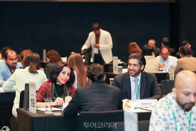 21일 열린 트래블마트에서 참석자들이 비즈니스 상담을 하고 있다／사진－한국관광공사　