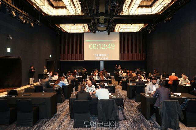 21일 열린 트래블마트에서 참석자들이 비즈니스 상담을 하고 있다／사진－한국관광공사　