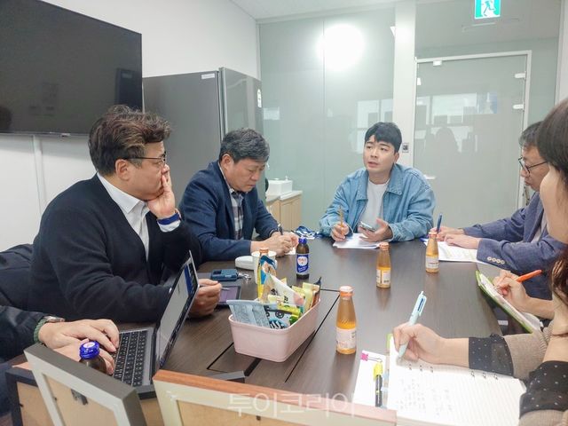 정동혁 경기도의원 경기도 관광산업과장, 국제관광팀장, 의료산업팀장, 경기관광공사 관광혁신본부장 등과 외국인 관광객 유치 사업 확대 방안을논의하고 있다./사진=경기도의회