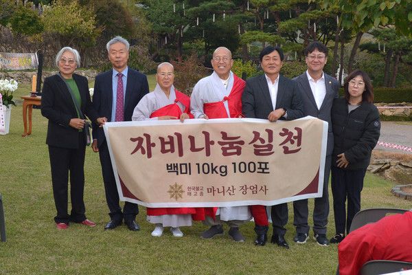 박용철 강화군수 장엄사 주지 혜선스님 백미 전달식 기념촬영 모습(사진제공=강화군청)