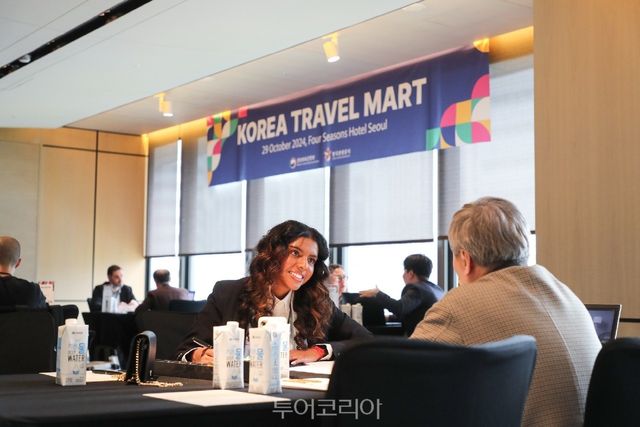 29일 열린 트래블마트에서 국내외 여행업계가 비즈니스 상담을 하고 있다/사진-한국관광공사