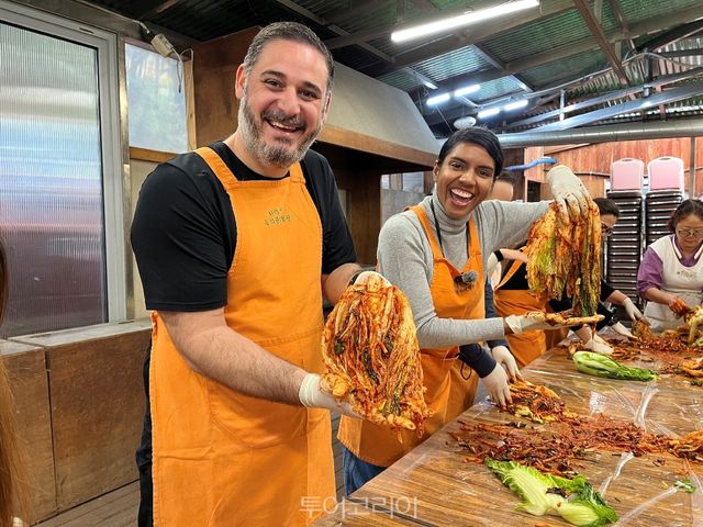 평창 정강원에서 김치담그기 체험을 하는 브라질 참가자/사진-한국관광공사
