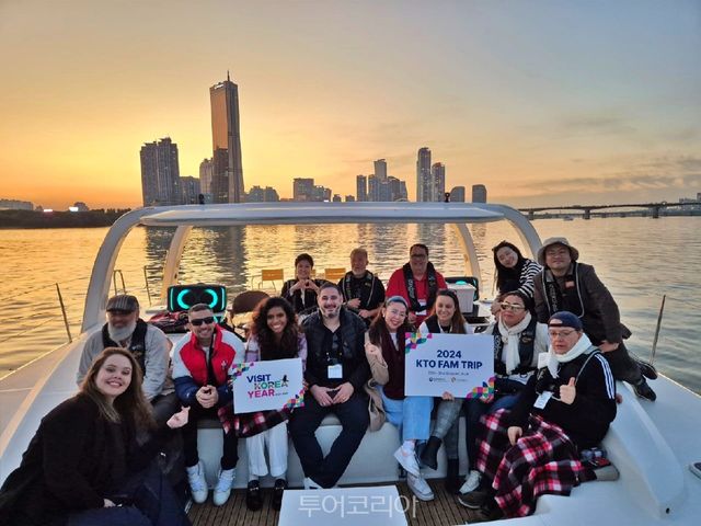 한강에서 요트체험 중인 팸투어 참가자/사진-한국관광공사