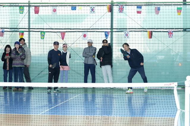대회에 참가해 피클볼을 치고 있는 이동환 고양특례시장/사진=고양시