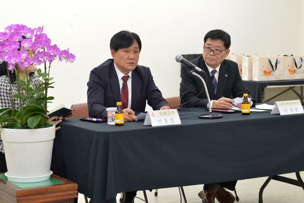 박용철 강화군수 보훈단체 회장들과 간담회 참석 인사 모습(사진제공=강화군청)