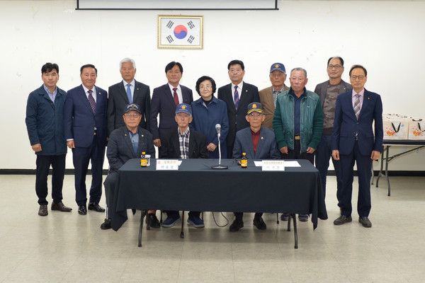 박용철 강화군수 보훈단체 회장들과 간담회 후 기념촬영 모습(사진제공=강화군청)