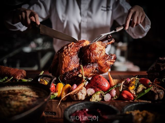 "파크 하얏트 서울, 코너스톤 풍성한 연말을 위한 페스티브 브런치와 메디테리안 디너 뷔페 선보여_사진 1" "파크 하얏트 서울, 코너스톤 풍성한 연말을 위한 페스티브 브런치와 메디테리안 디너 뷔페 선보여_사진 2"