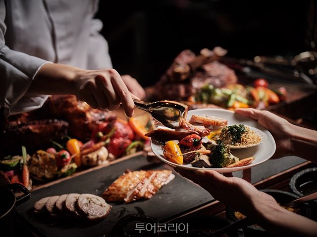 "파크 하얏트 서울, 코너스톤 풍성한 연말을 위한 페스티브 브런치와 메디테리안 디너 뷔페 선보여_사진 1" "파크 하얏트 서울, 코너스톤 풍성한 연말을 위한 페스티브 브런치와 메디테리안 디너 뷔페 선보여_사진 2"