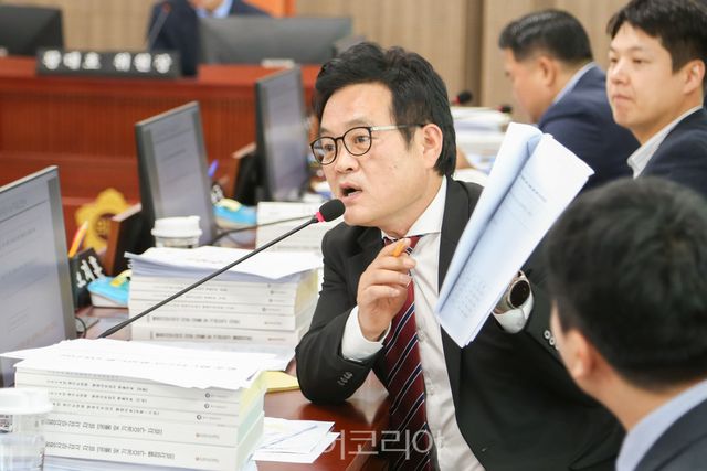 경기관광공사 행정감사에서 홍보 예산 집행을 지적하는 이학수 경기도의원