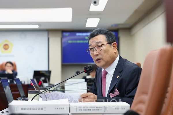 행정사무감사에서 질의하는 유만희 의원