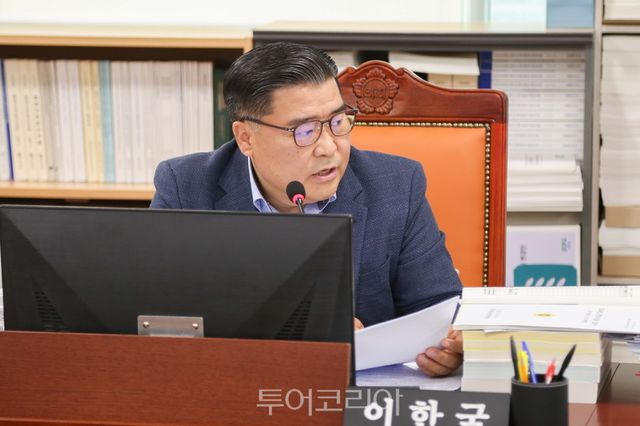 경기관광공사 행정감사에서 질문하는 이한국 경기도의원
