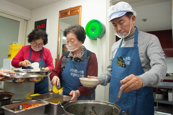 김동근 의정부시장 웰니스 경로당 만들기 일환으로 장암동아아파트 경로당 방문 배식 모습(사진제공=의정부시청)