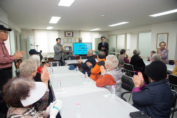 김동근 의정부시장 장암동아아파트 경로당 방문 어르신들과 소통 모습(사진제공=의정부시청)