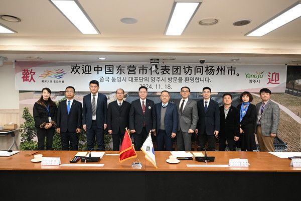 강수현 양주시장 중국 산둥성 둥잉시 인민정부 대표단과 간담회 후 기념촬영 모습(사진제공=양주시청)