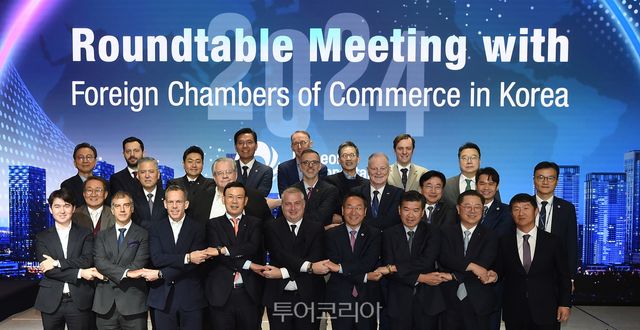 유정복 인천광역시장이 19일 송도 오크우드호텔에서 열린 '2024 주한외국상공회의소 회장단 라운드테이블'에서 참석자들과 협력사업 방안 등을 논의하고 기념촬영을 하고 있다.