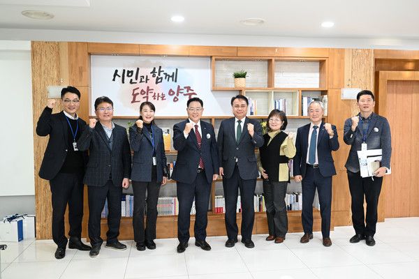 강수현 양주시장 한국철도공사 정정래 부사장과 간담회 후 기념촬영 모습(사진제공=양주시청)