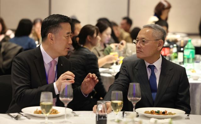 유인촌 문화체육관광부 장관이 22일 중국 상하이 큐브호텔 펑션룸에서 열린 중국 전담여행사 방한 우수상품 설명회에 참석해 서영충 한국관광공사 사장직무대행과 대화를 나누고 있다