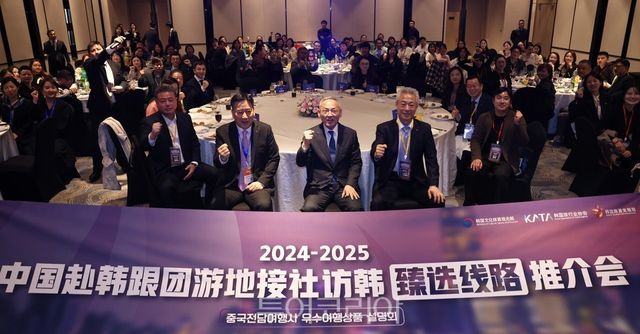 유인촌 문화체육관광부 장관이 22일 중국 상하이 큐브호텔 펑션룸에서 열린 중국 전담여행사 방한 우수상품 설명회에 참석해 기념촬영을 하고 있다./사진=문화체육관광부