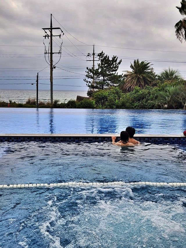 더 그랜스 섬오름 풀장 전경