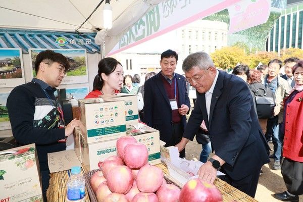 김학동 예천군수 서울시청 광장에서 열리는 2024 경북사과 홍보행사 참석