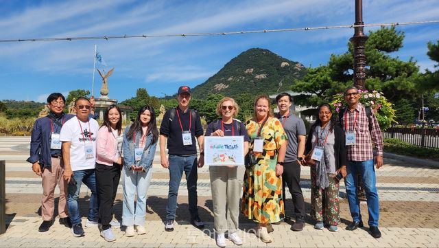 블레저 관광프로그램 참가자들이 청와대사랑채에서 기념사진을 찍었다./사진-한국관광공사 _