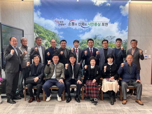 백영현 포천시장 GTX-G노선 포천 유치를 위한 서명부 전달식 관계자들과 기념촬영 모습(사진제공=포천시청)
